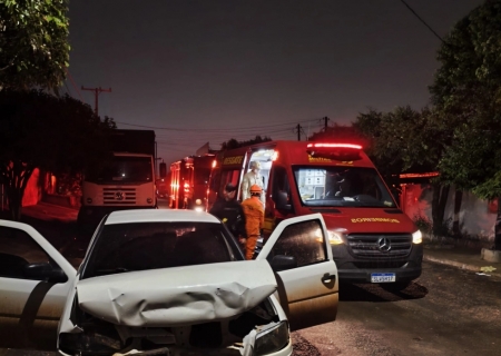 Carro bate em poste e passageiro fica ferido em Nova Andradina