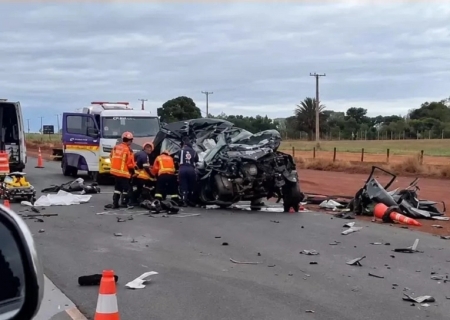 Colisão frontal entre caminhonete e carreta deixa três mortos na BR-163