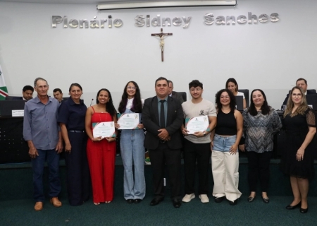 Câmara homenageia responsáveis por projeto audiovisual de conscientização ambiental, destaque em concurso