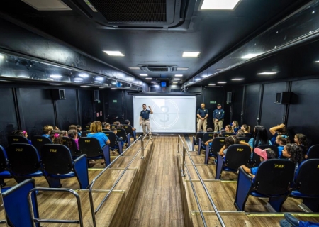 Carreta Cinema da PRF leva educação para o trânsito a alunos de Batayporã