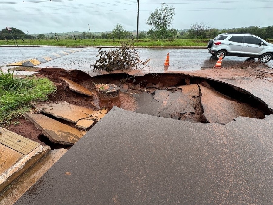 Asfalto cede após fortes chuvas e interdita trecho de avenida em Ivinhema