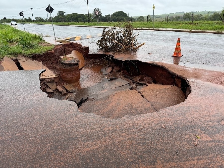 Asfalto cede após fortes chuvas e interdita trecho de avenida em Ivinhema