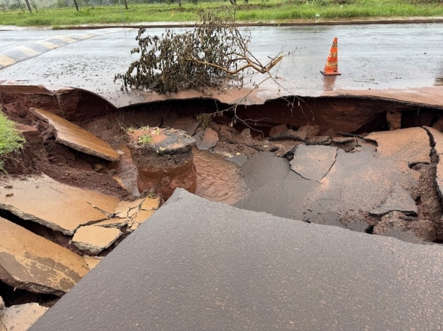 Asfalto cede após fortes chuvas e interdita trecho de avenida em Ivinhema