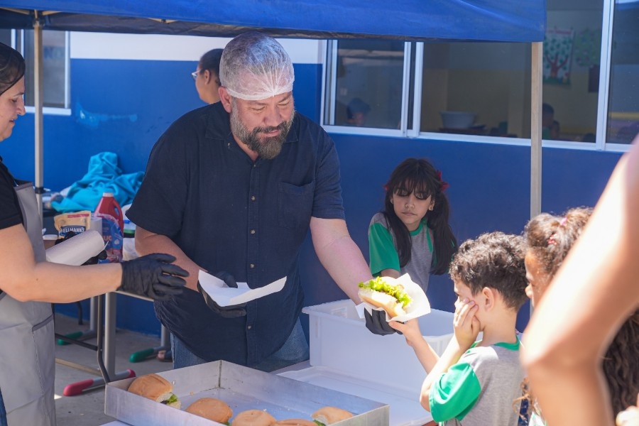 Hambúrguer chega à merenda escolar de Nova Andradina e faz a alegria dos estudantes