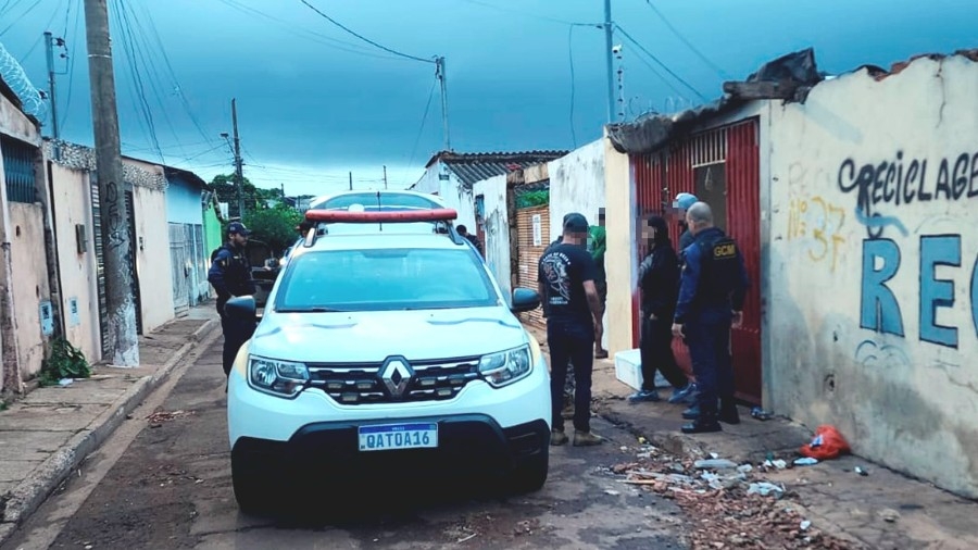 GCM fecha ferro-velho clandestino e recupera peças de semáforo em Campo Grande