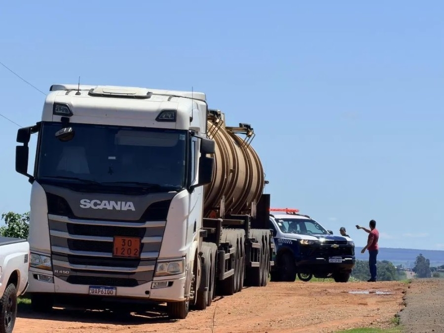Bitrem roubado no Paraná é encontrado sem carga de combustível na MS-395
