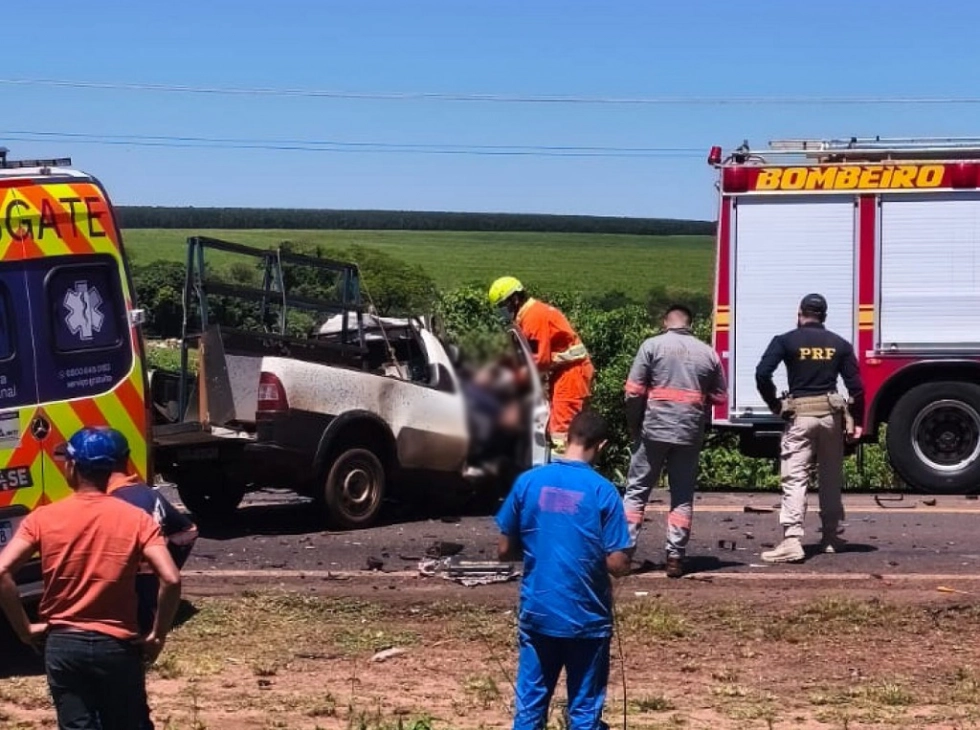 Motorista morre e passageiro fica gravemente ferido em colisão na BR-163, em Naviraí