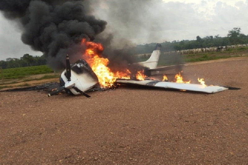 Piloto incendeia avião e foge após interceptação da FAB em Mato Grosso