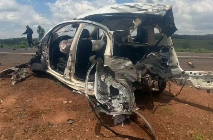 Jovem de 19 anos morre em colisão entre carro e carreta na BR-267, em Bataguassu