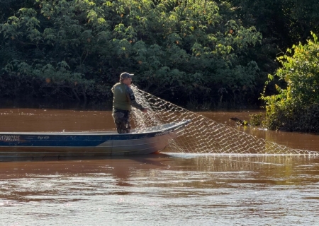 Pescador é multado em R$ 1,3 mil por excesso de captura e PMA retira 10 redes do Rio Iguatemi