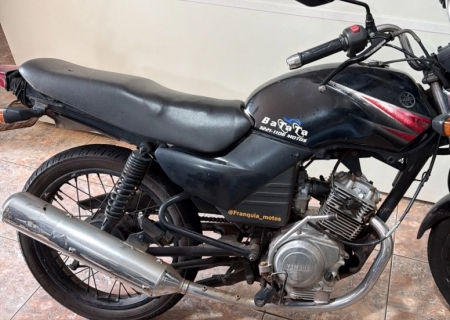 Motocicleta furtada é abandonada em frente a clínica veterinária em Nova Andradina