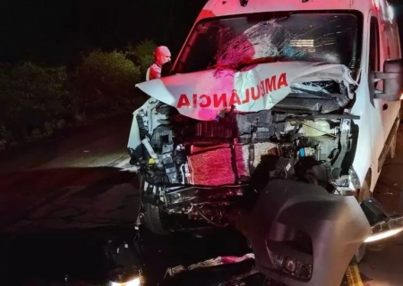Motociclista de 30 anos morre após colisão frontal com ambulância em Terenos