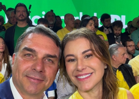 Flávio Bolsonaro cruza fronteira argentina e segue para o Equador