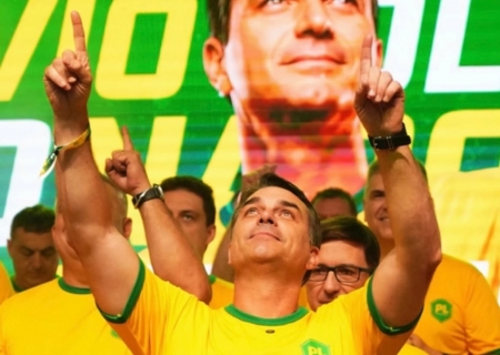 Governo dos EUA emitirá vistos para Flávio Bolsonaro e família