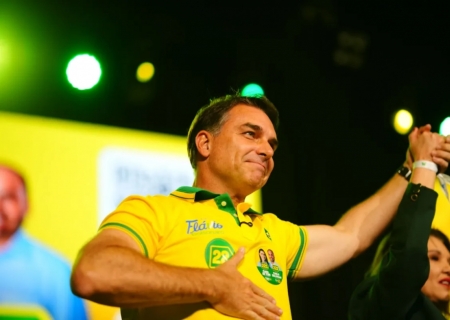 Flávio Bolsonaro recebe apoio de partidos e fala em mudar Constituição
