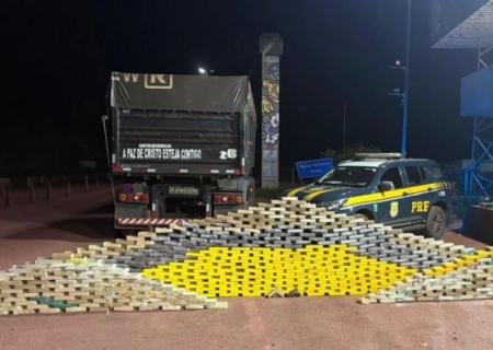PRF apreende cocaína, skunk e armas em caminhão na BR-262