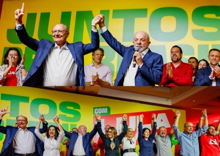 Lula é reeleito presidente do Brasil após virada sobre Flávio Bolsonaro