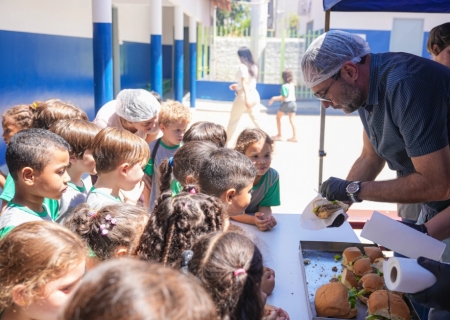Hambúrguer chega à merenda escolar de Nova Andradina e faz a alegria dos estudantes