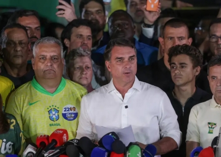 Moraes manda Flávio entregar passaporte e o proíbe de deixar o país