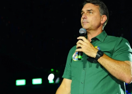 Autoridade dos EUA confirma que Flávio Bolsonaro está a caminho do país após ordem do STF