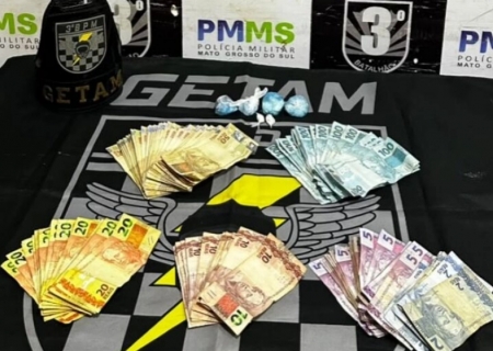 Mulher é presa com cocaína e mais de R$ 5 mil após tentar fugir da polícia em Dourados