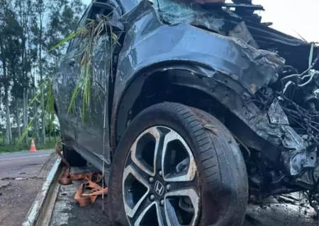 Motorista morre após carro capotar e ter motor arremessado em acidente na BR-060