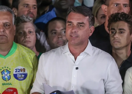 Polícia Federal cancela passaportes de Flávio Bolsonaro
