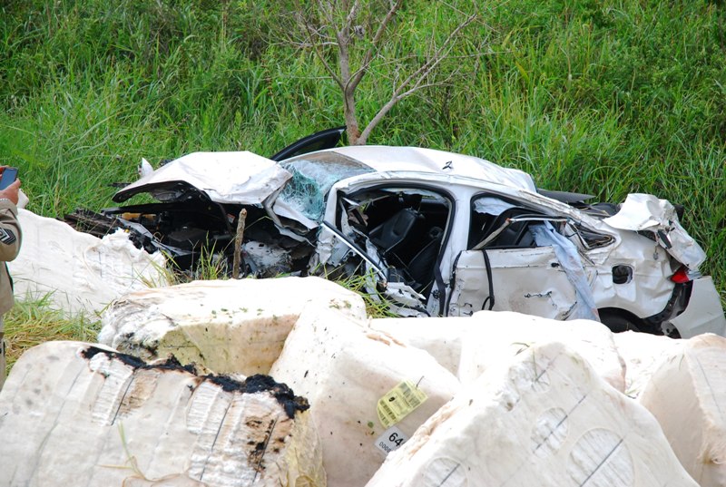 Ve&iacute;culo em que Castor estava saiu fora da pista - Foto: Tiago Apolin&aacute;rio/Da Hora Bataguassu