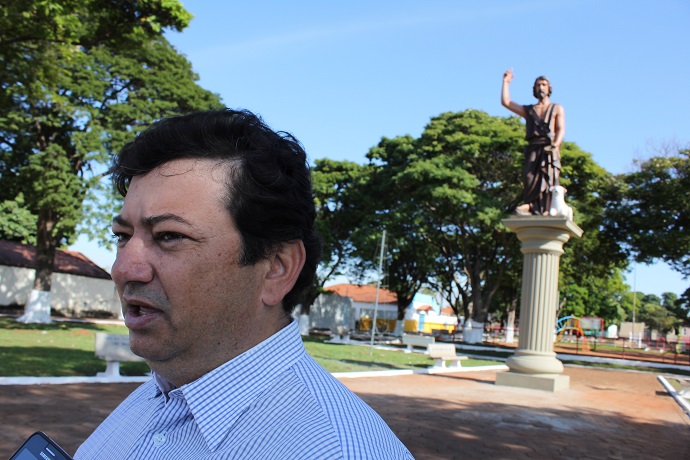Prefeito Vagner Guirado comenta sobre a revitaliza&ccedil;&atilde;o da Pra&ccedil;a Deocleciano Paes, defronte a Igreja Matriz da cidade - Foto: Jornal da Nova 
