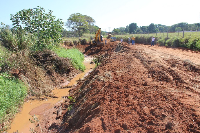 Depois de quase 20 anos, a prefeitura de Anauril&acirc;ndia tirou do papel e iniciou uma obra emergencial para acabar com a eros&atilde;o na estrada que d&aacute; acesso ao pesqueiro Ronda, estrada Z&eacute; Stabile - Foto: Idelfonso Alves