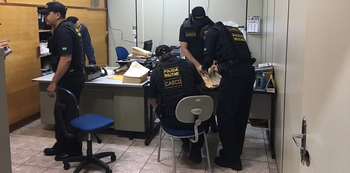 Policiais do Gaeco vistoriando documentos no interior da câmara - Foto: MPE-MS/Divulgação