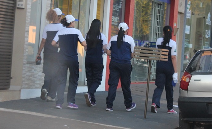 Contratadas da empresa andam pelas vias realizando anota&ccedil;&otilde;es - Foto: Jornal da Nova