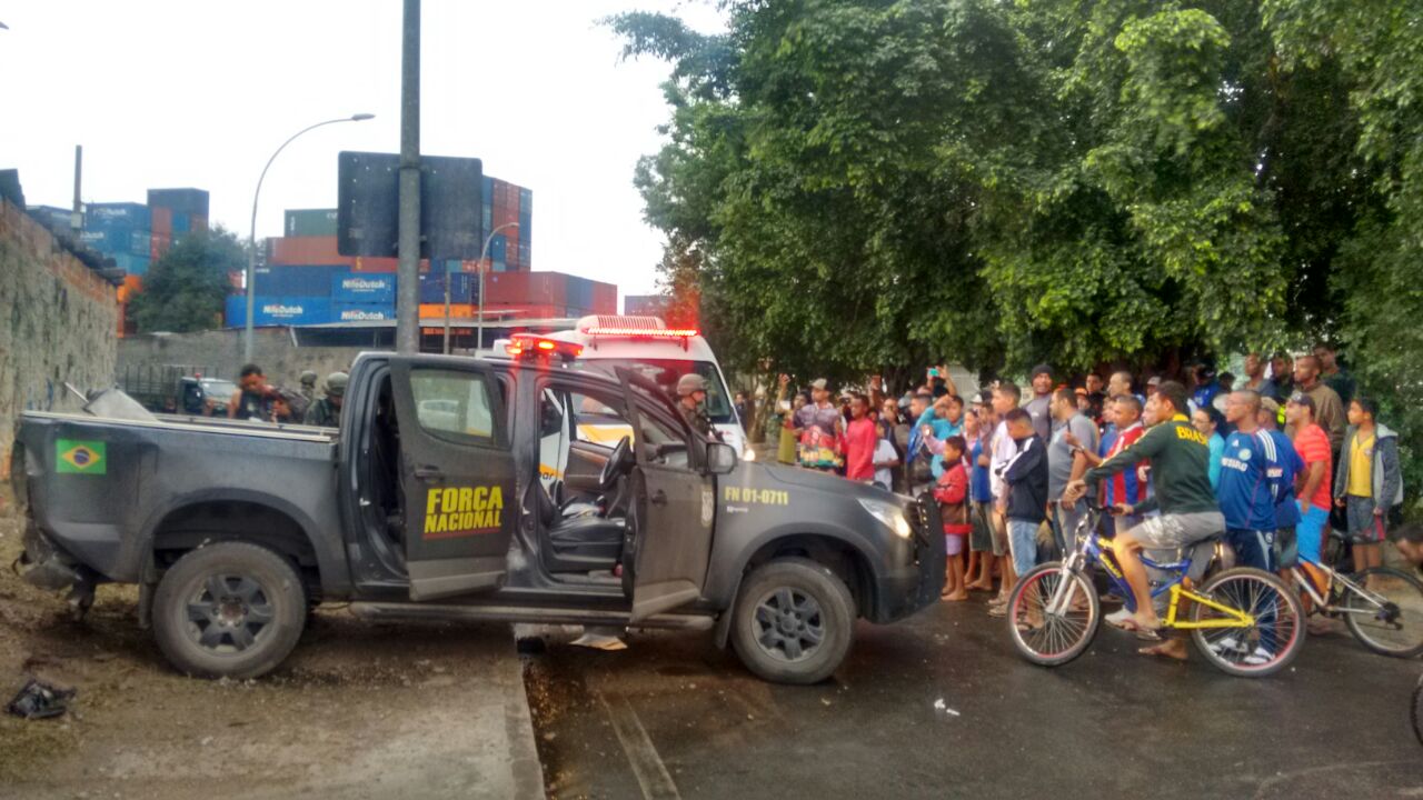 Viatura da For&ccedil;a Nacional &eacute; atacada a tiros e agentes s&atilde;o baleados em acesso &agrave; Mar&eacute; - Foto: WhatsApp/Jornal da Nova
