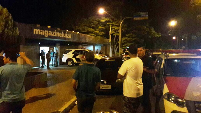 Ladr&otilde;es entraram pelo telhado da loja - Foto: Jornal da Nova