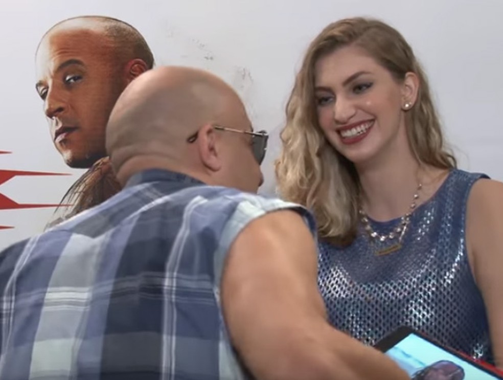 Vin Diesel se ajoelha diante de Carol Moreira durante entrevista em S&atilde;o Paulo - Foto: Reprodu&ccedil;&atilde;o/YouTube/Carol Moreira