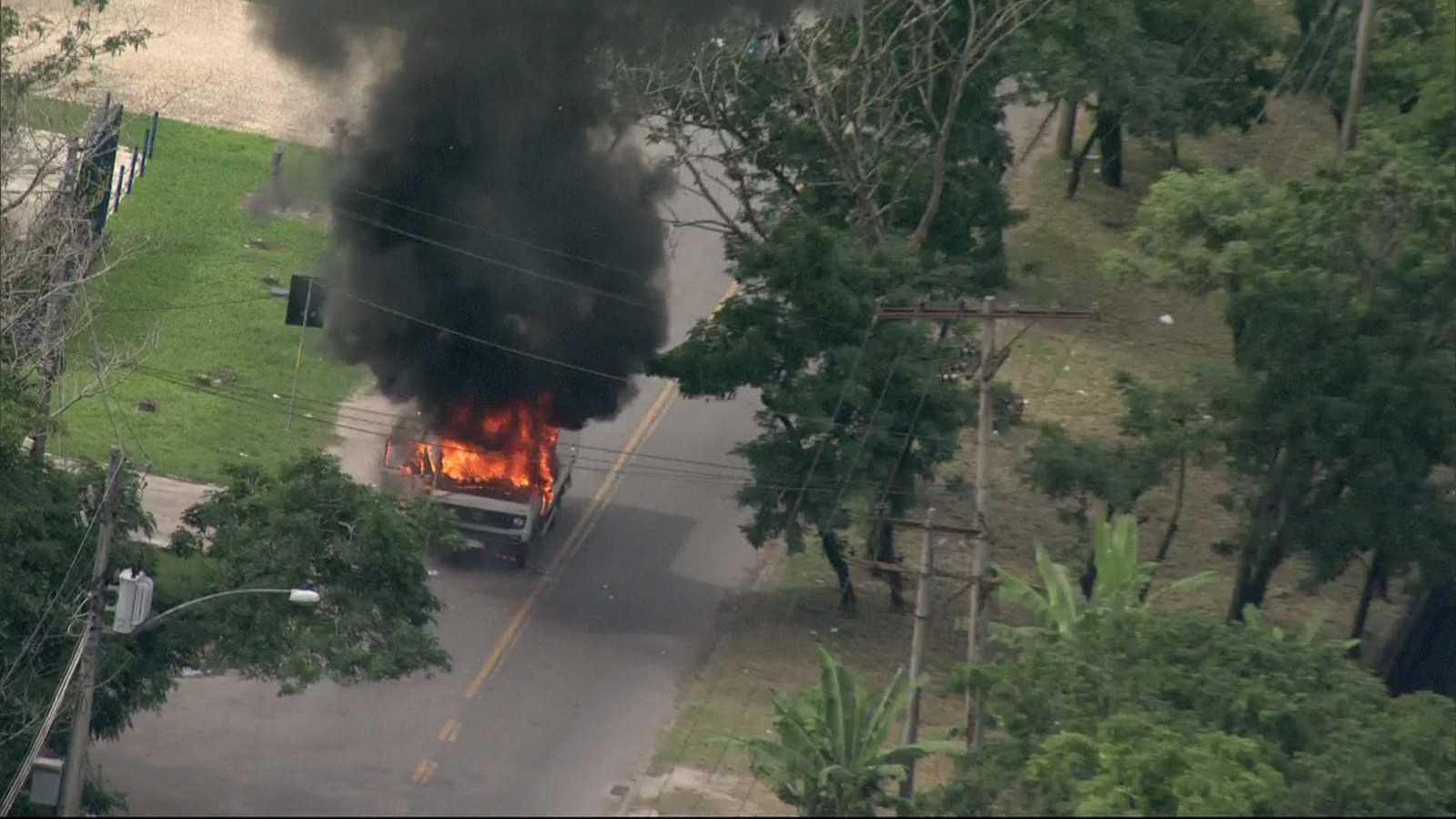 Caminhão é incendiado na manhã desta terça-feira (2), no Rio de Janeiro - Foto: Reprodução/Tv Globo