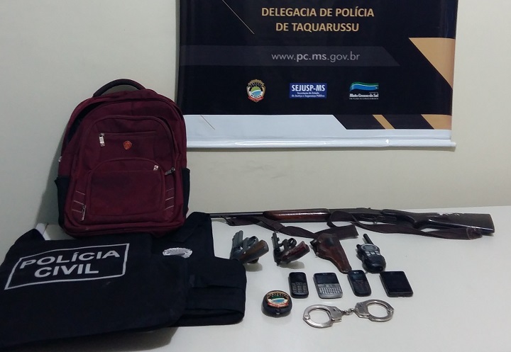 Objetos e armas de fogo recuperadas pela pol&iacute;cia - Foto: PC/Divulga&ccedil;&atilde;o