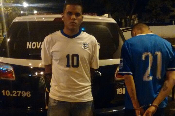 Dupla empurrava uma moto no momento da abordagem &ndash; Foto: Jornal da Nova