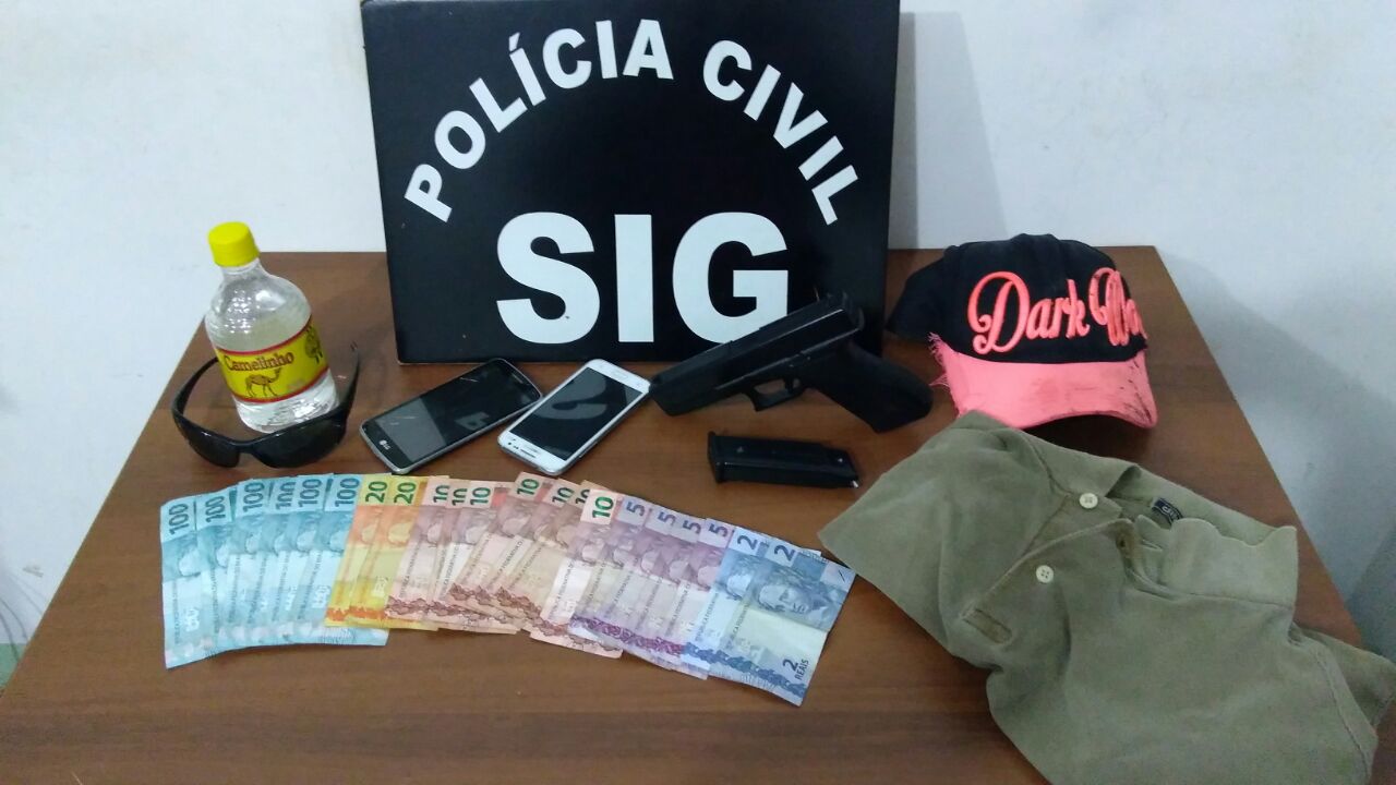 Dinheiro e celulares das v&iacute;timas recuperados, simulacro usado no assalto e roupas apreendidos &ndash; Foto: PC/Divulga&ccedil;&atilde;o