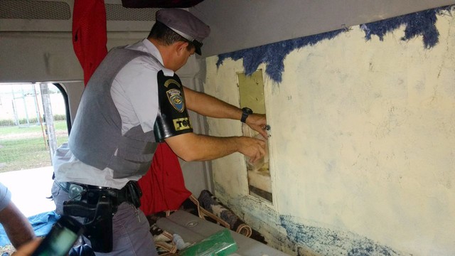 Droga foi localizada em um fundo falso do caminh&atilde;o - Foto: PMR-SP/Divulga&ccedil;&atilde;o