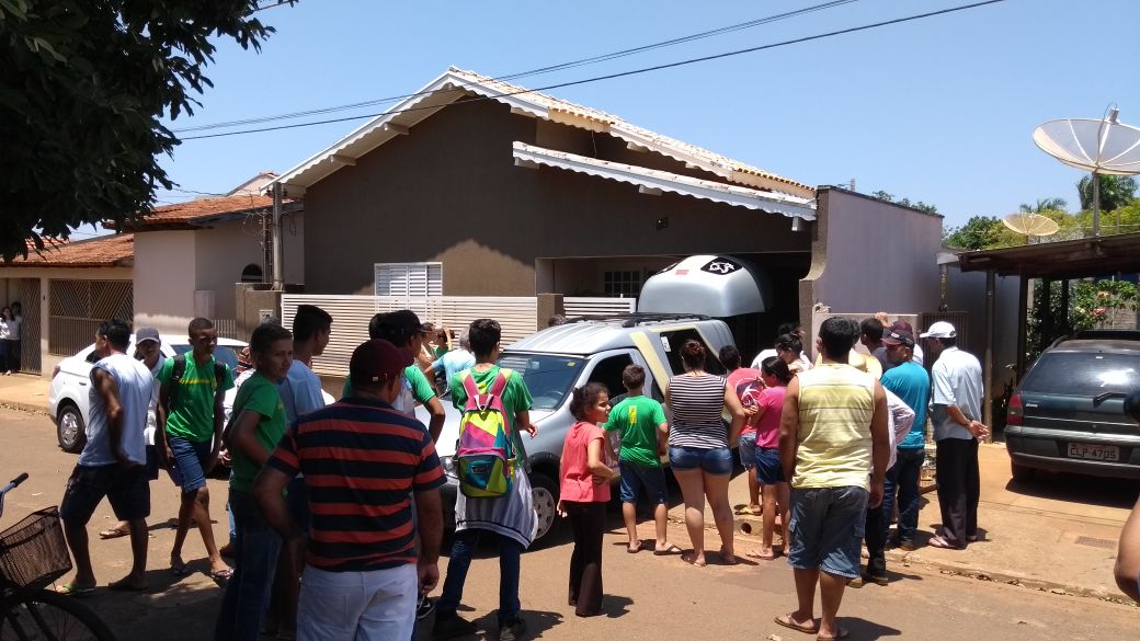 Corpos foram retirados pela funerária e levados ao IML - Foto: Luis Gustavo/Jornal da Nova