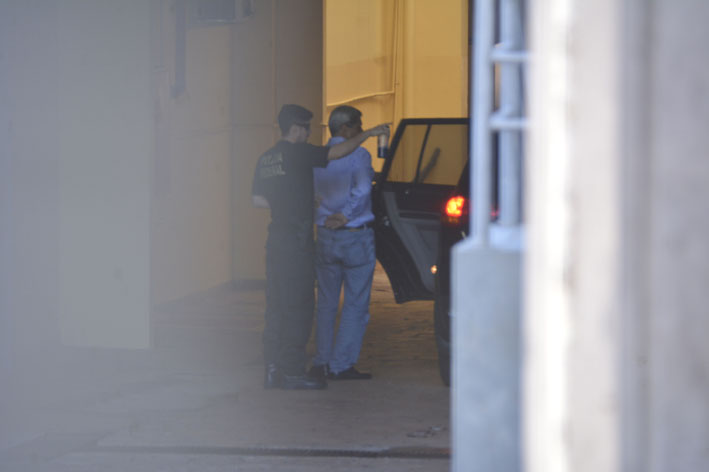 Ex-governador sendo conduzido ao prédio da PF, hoje pela manhã - Foto: Álvaro Rezende / Correio do Estado