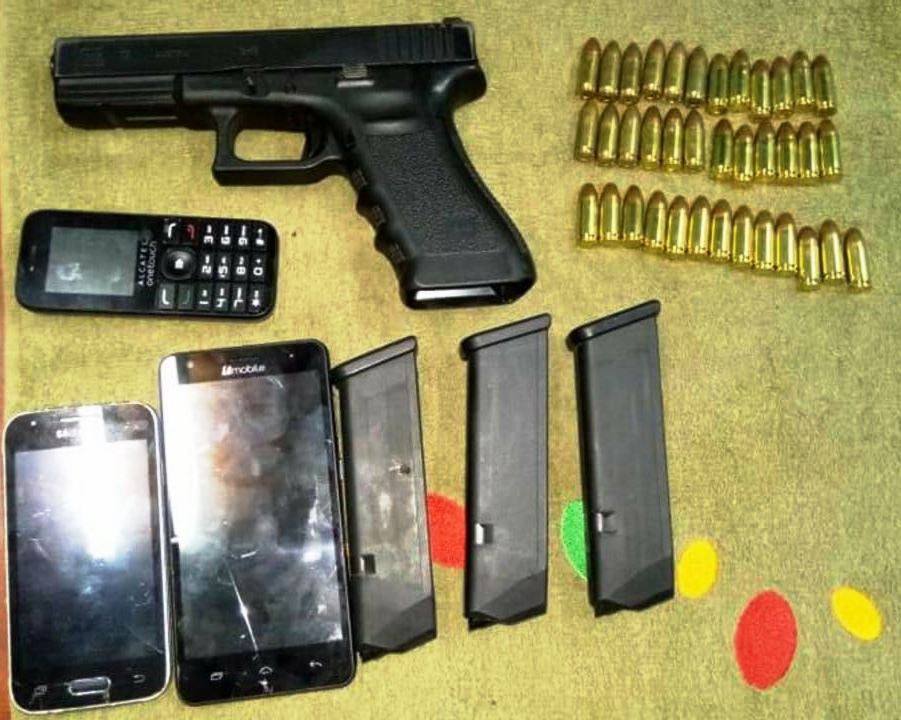 Arma, carregadores, munições e celulares apreendidos com o acusado - Foto: Porã News