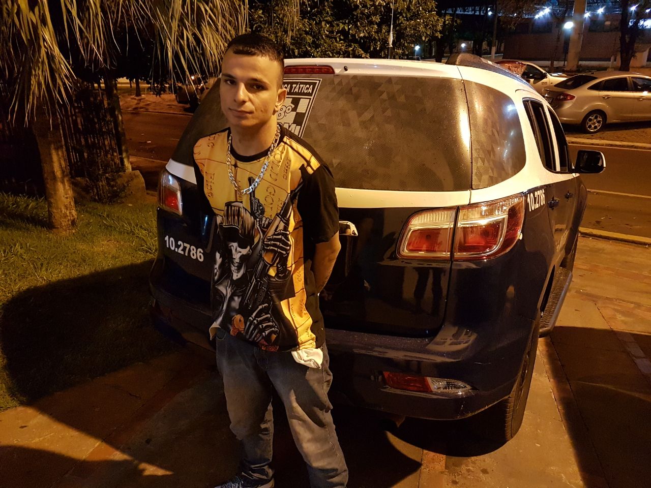 Rapaz foi autuado em flagrante por posse ilegal de arma de fogo de uso permitido &ndash; Foto: Jornal da Nova