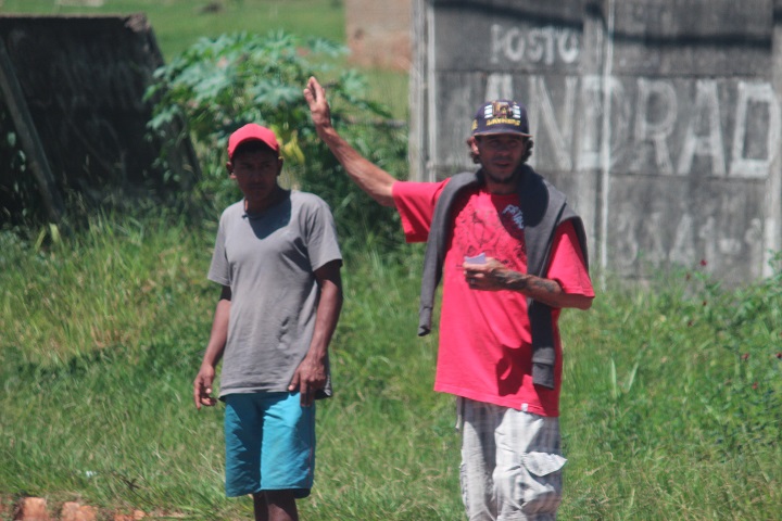 Ladr&otilde;es est&atilde;o na sa&iacute;da para Casa Verde pedindo carona &ndash; Foto: Jornal da Nova