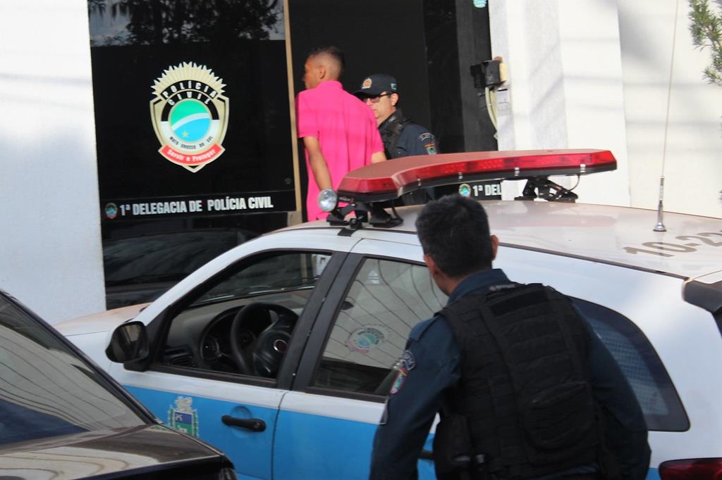 Momento em que outro acusado chega &agrave; Delegacia - Foto: Jornal da Nova