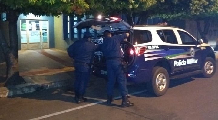 Bicicleta do comparsa de Marcio sendo apreendida no local do crime - Foto: Polícia Militar/Divulgação