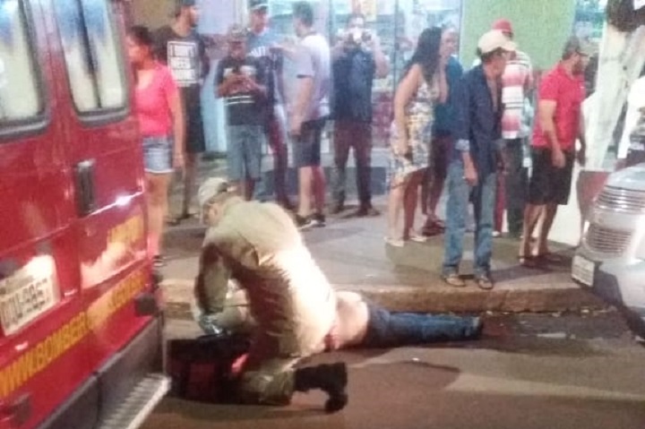 Empres&aacute;rio sendo socorrido pela equipe do Corpo de Bombeiros