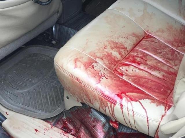 Banco de viatura da Polícia Nacional com mancha de sangue; comissário morreu - Foto: Divulgação