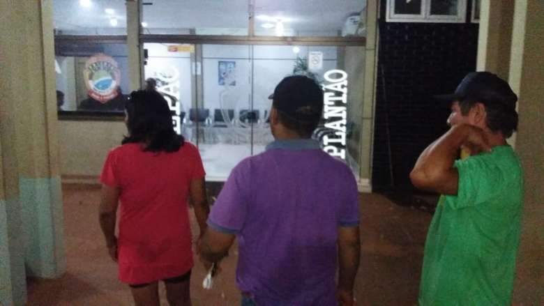Momento em que ela chegava na Delegacia - Foto: Osvaldo Duarte